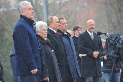 Москва.  Мэр Москвы Сергей Собянин,  президент Русского благотворительного фонда Александра Солженицына Наталия Солженицына, Президент РФ Владимир Путин, председатель правительства РФ Дмитрий Медведев , актер Федор Бондарчук ( слева направо)   на церемонии открытия памятника святому равноапостольному князю Владимиру на Боровицкой площади.