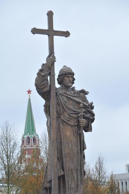 Москва.  Памятник святому равноапостольному князю Владимиру на Боровицкой площади.