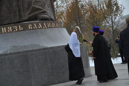 Москва.   Патриарх Московский и всея Руси Кирилл  освящает памятник на церемонии открытия памятника святому равноапостольному князю Владимиру на Боровицкой площади.