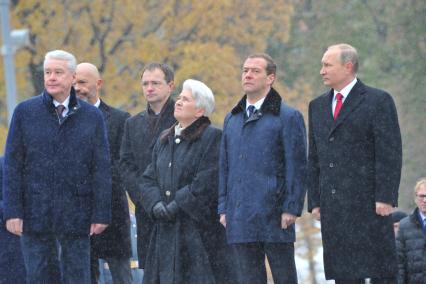 Москва.  Мэр Москвы Сергей Собянин, министр культуры РФ Владимир Мединский,  президент Русского благотворительного фонда Александра Солженицына Наталия Солженицына,   председатель правительства РФ Дмитрий Медведев  и Президент РФ Владимир Путин на церемонии открытия памятника святому равноапостольному князю Владимиру на Боровицкой площади.