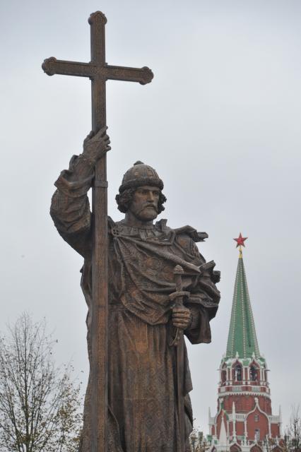 Москва.  Памятник святому равноапостольному князю Владимиру на Боровицкой площади.