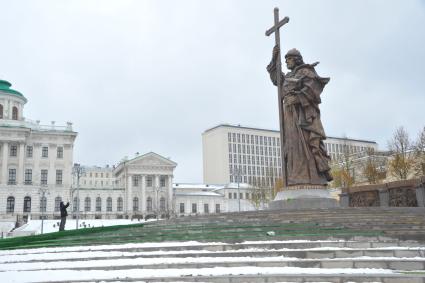 Москва.  Мужчина фотографирует памятник святому равноапостольному князю Владимиру, установленному на Боровицкой площади.