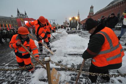 Москва.  Сотрудники коммунальных служб  убирают снег на Красной площади у Кремлевской стены.