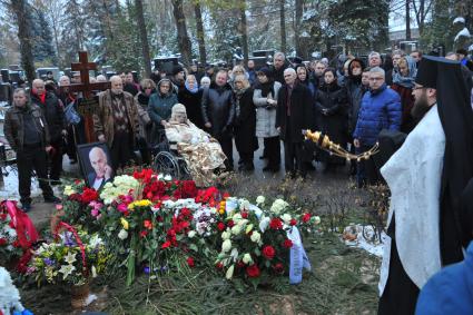 Москва.  Вдова Владимира Зельдина Иветта Капралова  на  церемонии прощания с народным артистом СССР Владимиром Зельдиным на Новодевичьем кладбище.