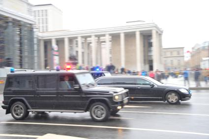 Москва.   Правительственный кортеж на Моховой улице.