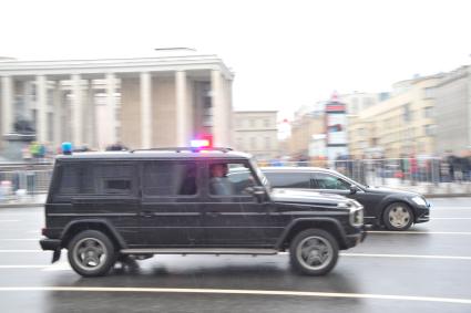 Москва. Правительственный кортеж на Моховой улице.