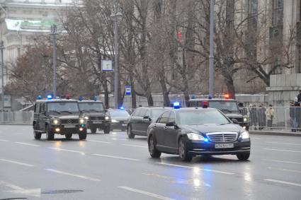 Москва.   Правительственный кортеж на Моховой улице.