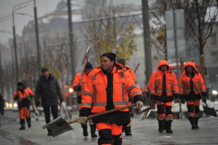 Москва. Сотрудники коммунальной службы  на Садовом кольце.