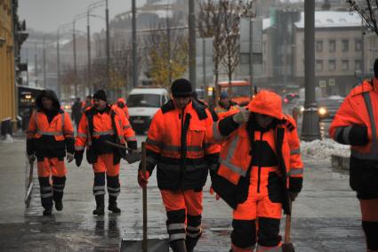 Москва. Сотрудники коммунальной службы  на Садовом кольце.