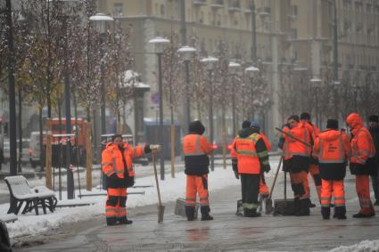 Москва. Сотрудники коммунальной службы  на Садовом кольце.