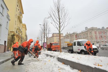 Москва. Сотрудники коммунальной службы  убирают снег  на Садовом кольце.