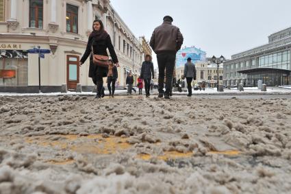 Москва.   Пешеходы идут по глубокому снегу на улице Кузнецкий мост.