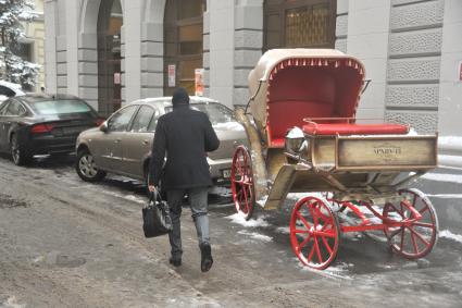 Москва.  Старинная карета и машины стоят во дворе   Мясницкой улицы.