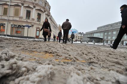 Москва.   Пешеходы идут по глубокому снегу на улице Кузнецкий мост.