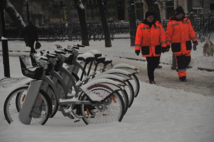 Москва.  Станция велопроката на Чистопрудном бульваре.