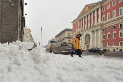 Москва.   Девушка идет  по заснеженной Тверской улице.