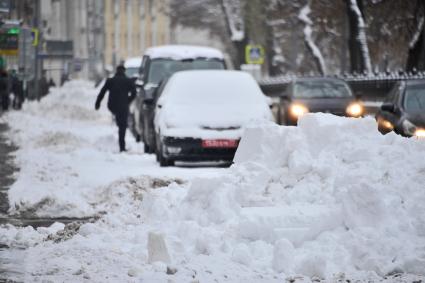 Москва.    Сугробы на Чистопрудном бульваре.