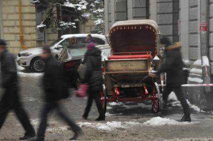 Москва.  Старинная карета и машины стоят во дворе   Мясницкой улицы.