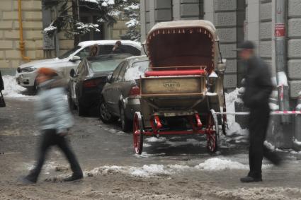 Москва.  Старинная карета и машины стоят во дворе   Мясницкой улицы.