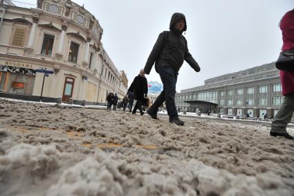 Москва.   Пешеходы идут по глубокому снегу на улице Кузнецкий мост.