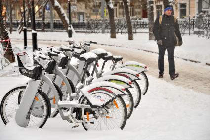 Москва.  Станция велопроката на Чистопрудном бульваре.