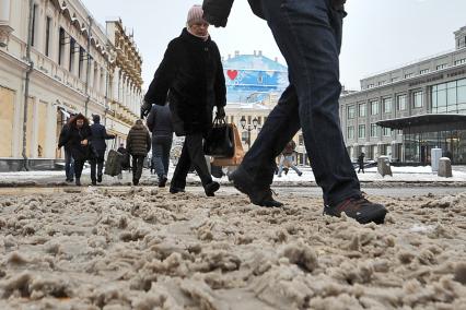 Москва.   Пешеходы идут по глубокому снегу на улице Кузнецкий мост.