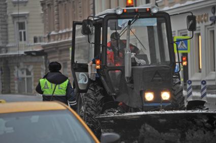 Москва.   Уборка снега на Петровке.