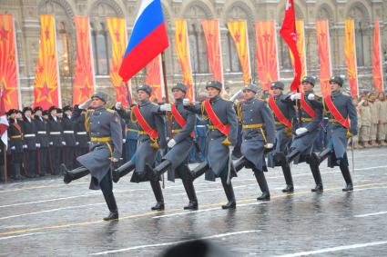 Москва.  Военнослужащие  во время торжественного марша, посвященного 75-й годовщине военного парада 1941 года на Красной площади.