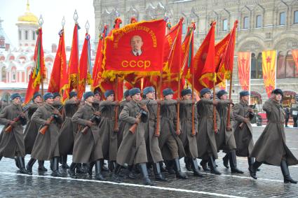 Москва.  Военнослужащие в форме Красной армии времен Великой Отечественной войны во время торжественного марша, посвященного 75-й годовщине военного парада 1941 года на Красной площади.