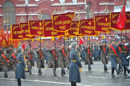 Москва.  Военнослужащие в форме Красной армии времен Великой Отечественной войны во время торжественного марша, посвященного 75-й годовщине военного парада 1941 года на Красной площади.