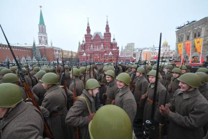 Москва.  Военнослужащие в форме Красной армии времен Великой Отечественной войны перед началом торжественного марша, посвященного 75-й годовщине военного парада 1941 года на Красной площади.