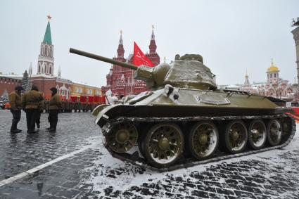 Москва.  Военнослужащие в форме Красной армии времен Великой Отечественной войны перед началом торжественного марша, посвященного 75-й годовщине военного парада 1941 года на Красной площади.