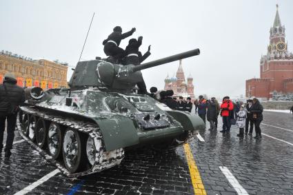 Москва. Курсанты фотографируются рядом с танком  после  торжественного марша, посвященного 75-й годовщине военного парада 1941 года на Красной площади.