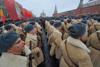 Москва.  Военнослужащие в форме Красной армии времен Великой Отечественной войны перед началом торжественного марша, посвященного 75-й годовщине военного парада 1941 года на Красной площади.