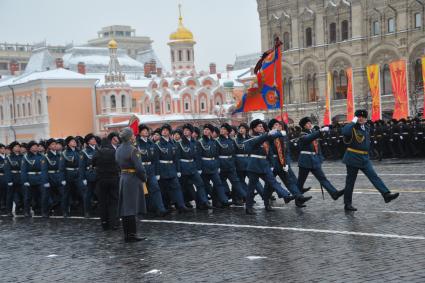 Москва. Военнослужащие  во время торжественного марша, посвященного 75-й годовщине военного парада 1941 года на Красной площади.