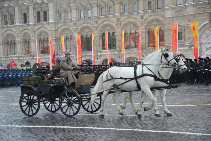 Москва.  Военнослужащие в форме Красной армии времен Великой Отечественной войны во время торжественного марша, посвященного 75-й годовщине военного парада 1941 года на Красной площади.