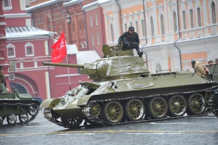 Москва. Танк Т-34 перед началом торжественного марша, посвященного 75-й годовщине военного парада 1941 года на Красной площади.