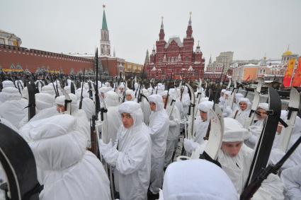 Москва.  Военнослужащие в маск-халатах  времен Великой Отечественной войны перед началом торжественного марша, посвященного 75-й годовщине военного парада 1941 года на Красной площади.