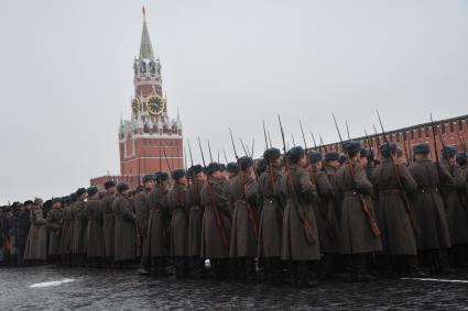 Москва.  Военнослужащие в форме Красной армии времен Великой Отечественной войны перед началом торжественного марша, посвященного 75-й годовщине военного парада 1941 года на Красной площади.