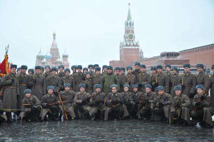 Москва.  Военнослужащие в форме Красной армии времен Великой Отечественной войны перед началом торжественного марша, посвященного 75-й годовщине военного парада 1941 года на Красной площади.