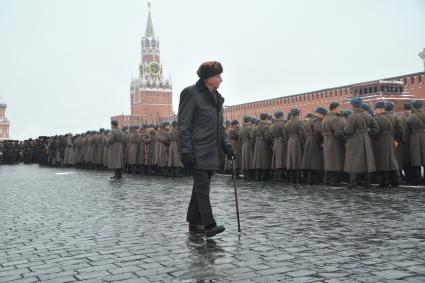 Москва. Ветеран Великой Отечественной войны  перед началом  торжественного марша  , посвященного 75-й годовщине военного парада 1941 года на Красной площади.