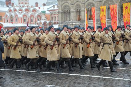 Москва.  Военнослужащие в форме Красной армии времен Великой Отечественной войны во время торжественного марша, посвященного 75-й годовщине военного парада 1941 года на Красной площади.