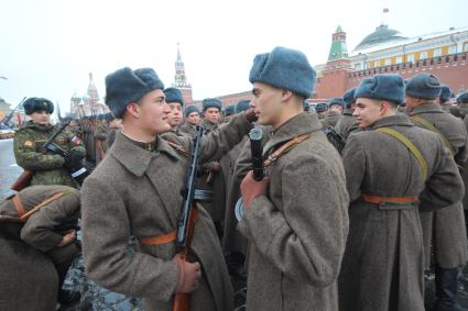 Москва.  Военнослужащие в форме Красной армии времен Великой Отечественной войны перед началом торжественного марша, посвященного 75-й годовщине военного парада 1941 года на Красной площади.