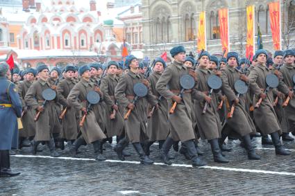 Москва.  Военнослужащие в форме Красной армии времен Великой Отечественной войны во время торжественного марша, посвященного 75-й годовщине военного парада 1941 года на Красной площади.