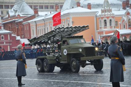 Москва.  ЗиС-6 `Катюша` во время торжественного марша, посвященного 75-й годовщине военного парада 1941 года на Красной площади.