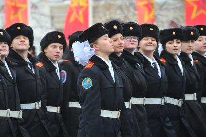 Москва. Девушки-курсанты   во время торжественного марша, посвященного 75-й годовщине военного парада 1941 года на Красной площади.