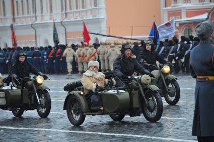 Москва.    Участники торжественного марша, посвященного 75-й годовщине военного парада 1941 года на Красной площади в форме Красной армии времен  Великой Отечественной войны.