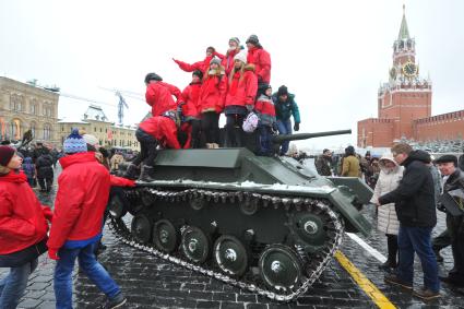 Москва. Дети на военной технике после  торжественного марша, посвященного 75-й годовщине военного парада 1941 года на Красной площади.