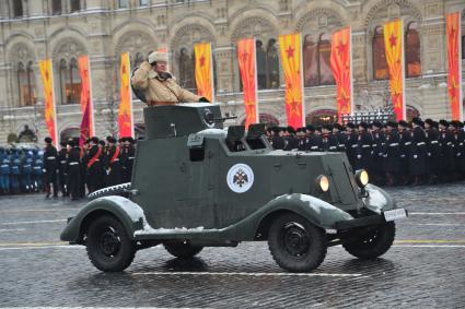 Москва.    Военнослужащий на бронеавтомобиле во время торжественного марша, посвященного 75-й годовщине военного парада 1941 года на Красной площади.