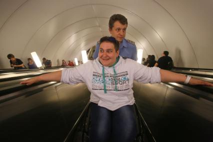 Санкт-Петербург. Женщина-инвалид впервые спускается в метро.
